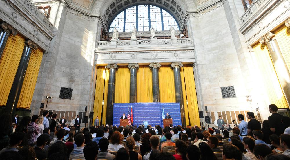 Students lined up to ask questions of former President of Turkey, Abdullah Gül, at Columbia’s World Leaders Forum, September 24, 2010. Photo credit Eileen Barroso. World Leaders Forum Abdullah Gul